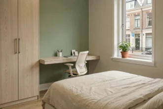 Coin bureau discret intégré dans une petite suite parentale de 15m2 avec bureau mural en chêne et chaise ergonomique minimaliste