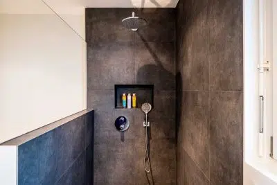 Où poser la paroi de douche sur receveur ?